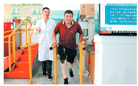 湖北-辅具适配让他站起来