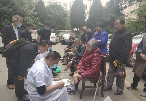 图为技术人员为残疾人提供假肢取型上门服务.jpg