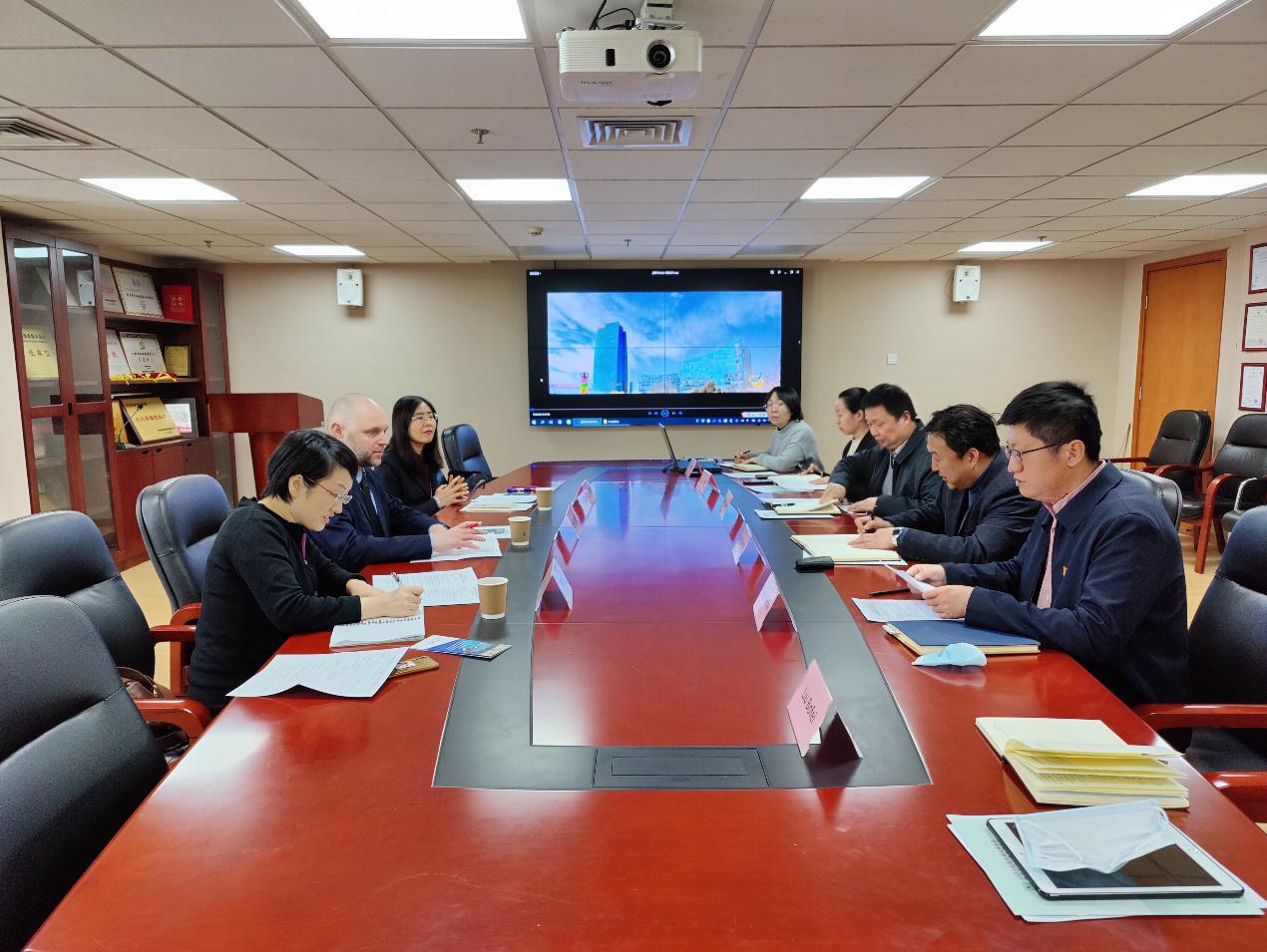 图为座谈交流