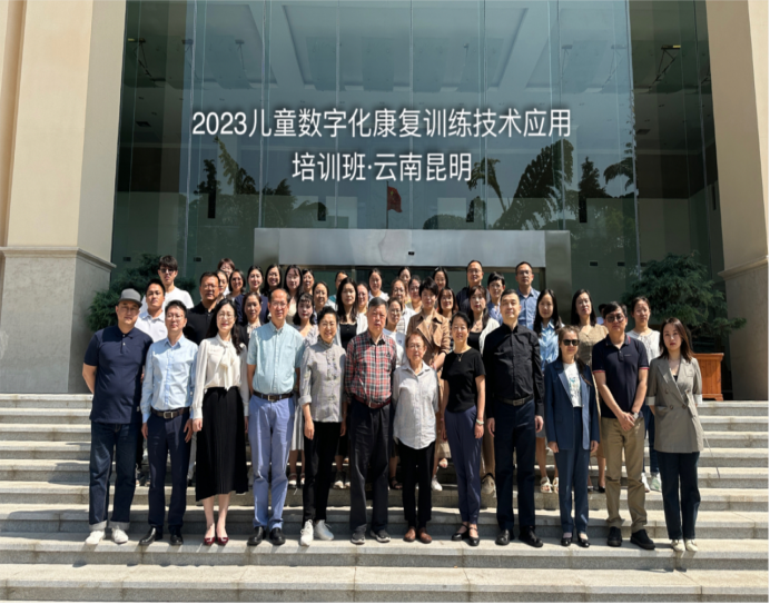 图为师生合影