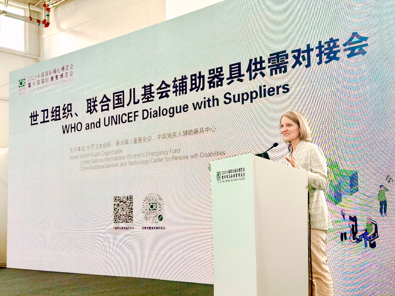 图为Kylie Shae进行讲解