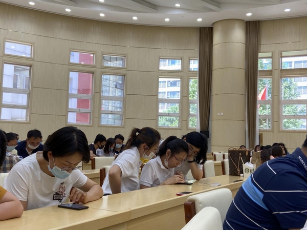 图为比赛现场