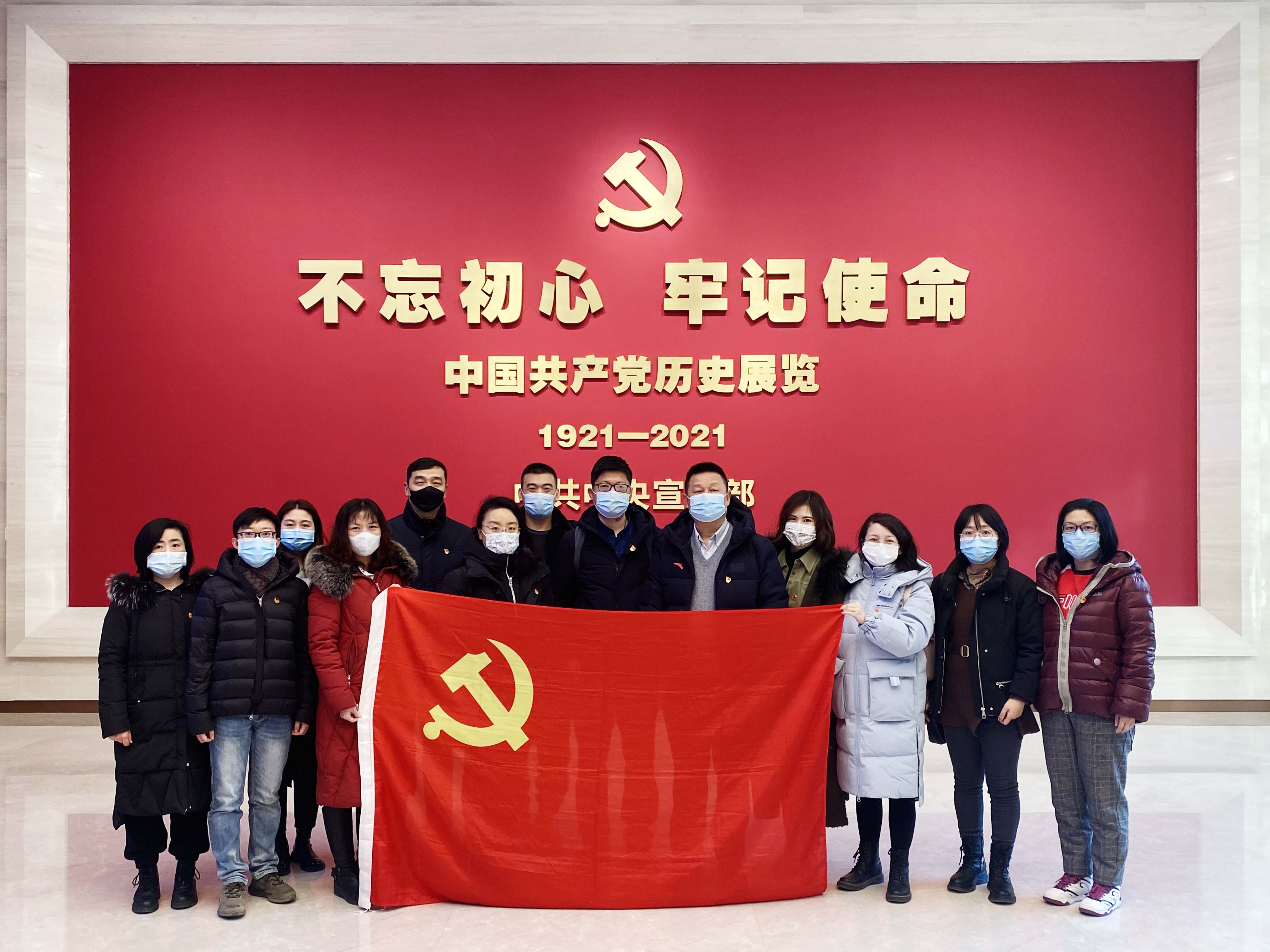 图为参观合影