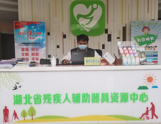 图为工作人员授课.jpg