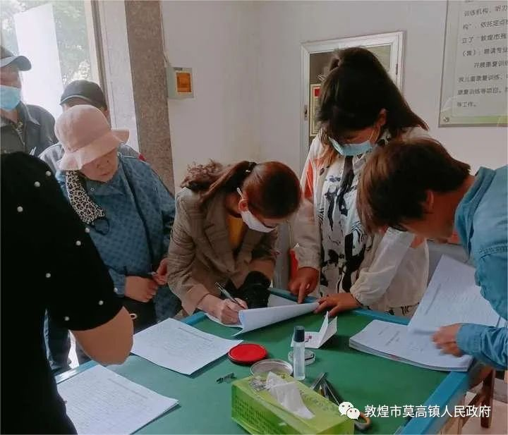 图为发放现场