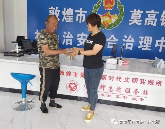 图为发放现场